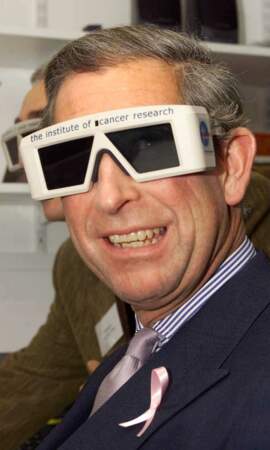 En 1999, lors d'un déplacement dans un centre de recherche sur le cancer du sein, il s'est montré avec des lunettes 3D