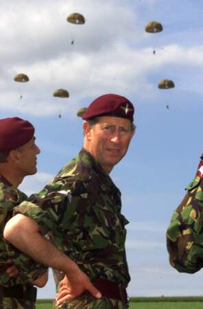 En 1994, le prince Charles assistait à un saut de parachute de militaires
