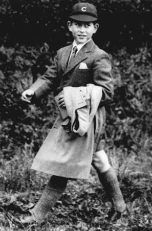 À 10 ans, le prince Charles portait déjà l'uniforme