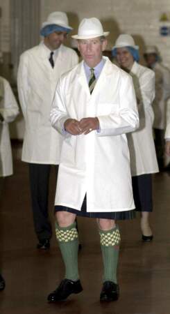 Lors de sa visite de l'usine Walkers en 2001, le roi Charles portait un kilt ainsi qu'une blouse de travail et un chapeau. Original !