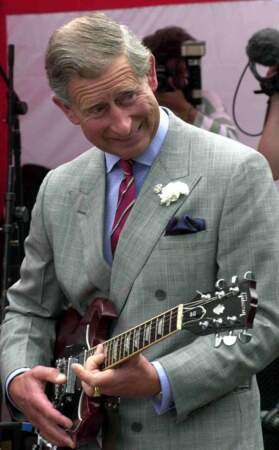 Le roi Charles III joue de la guitare lors des répétitions d'un concert prévu par une de ses organisations