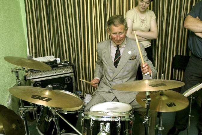 En 2002, il faisait de la batterie au conservatoire de William Mathias, en Angleterre