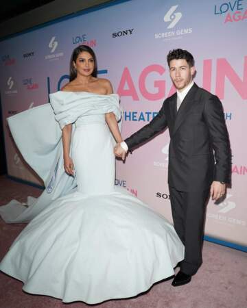 Son mari Nick Jonas était présent, mais avec sa robe, difficile de faire des photos collés-serrés