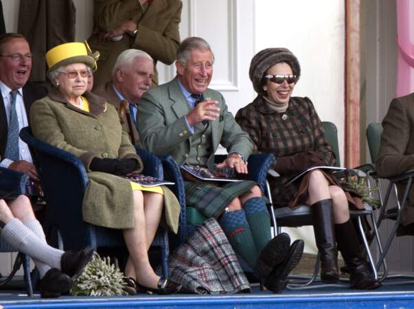 En 2009, le prince Charles assistait aux Braemar Highland Games aux côtés de la reine Elizabeth et de sa soeur, la princesse Anne