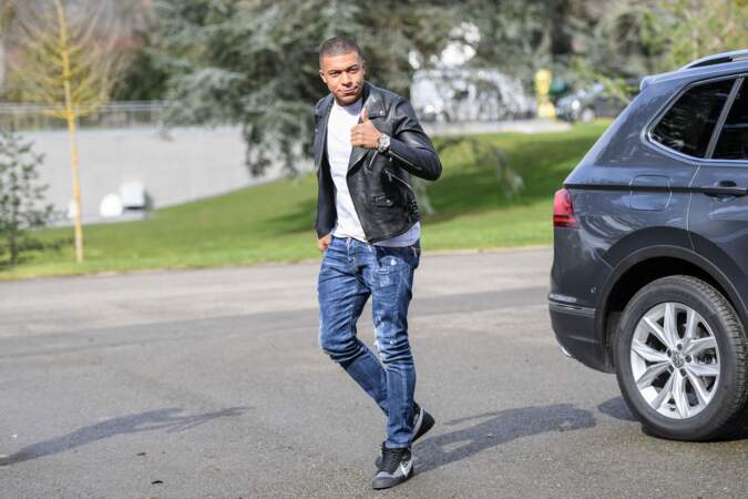 Ici, tenue très simple pour Kylian Mbappé : jean, t-shirt et veste en cuir. 