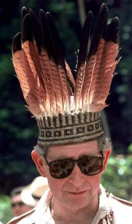 En Guyane en 2000, il est photographié portant une coiffe de plumes