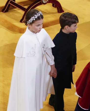 La princesse Charlotte et le prince Louis se sont tenus la main pendant la procession