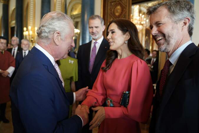 Le roi Charles salue le prince Frederik et la princesse Mary
