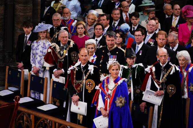 Kate Middleton et le prince William au premier rang, le prince Harry au troisième rang