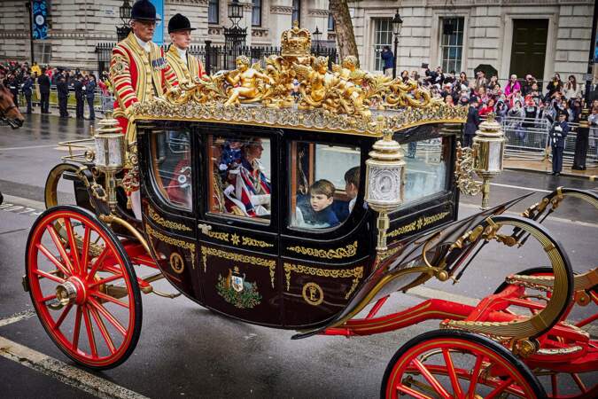Après la cérémonie, le prince William et sa famille ont pris le chemin pour le Palais de Buckingham dans un carrosse