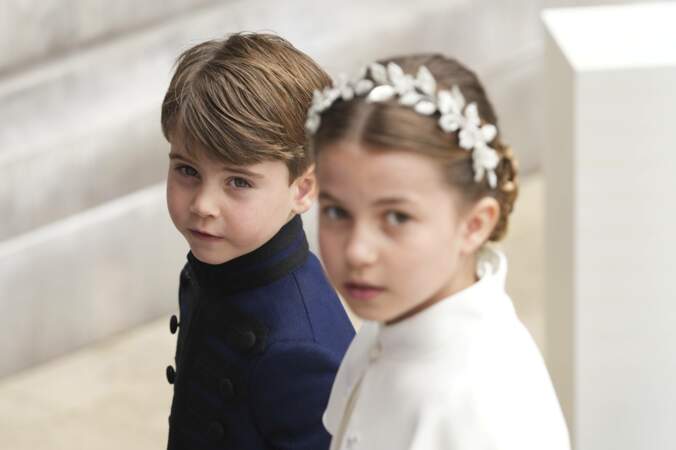 Auprès d'eux, le prince Louis, 5 ans, et la princesse Charlotte, 8 ans