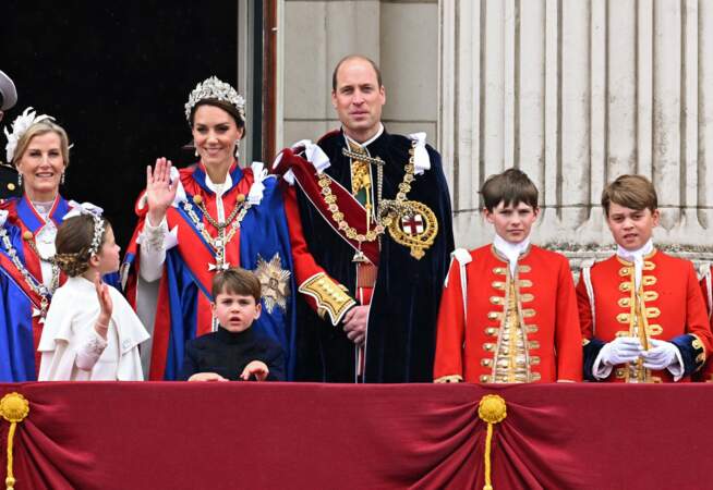La journée ne fait que commencer pour le prince Louis qui a été aperçu aux côtés de sa famille sur le fameux balcon du Palais de Buckingham
