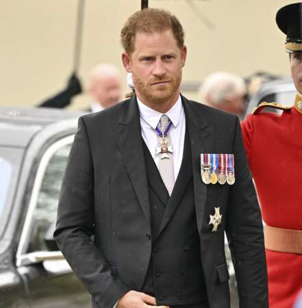 Le prince Harry arrivant au couronnement de son père, le roi Charles III
