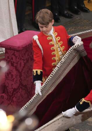 Concentré, il a fait en sorte que le manteau du sacre n'encombre pas son grand-père, Charles III
