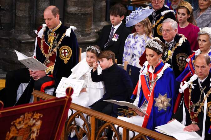 La cérémonie du couronnement a duré plusieurs heures, et le prince a décidé de s'occuper comme il le pouvait ! Il n'a pas hésité à embêter sa grande sœur