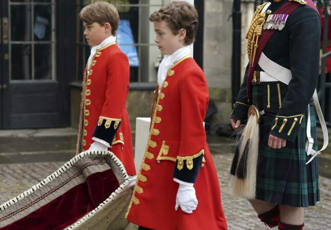Puis le fils du Prince William et de Kate Middleton a pris la direction de l'Abbaye de Westminster