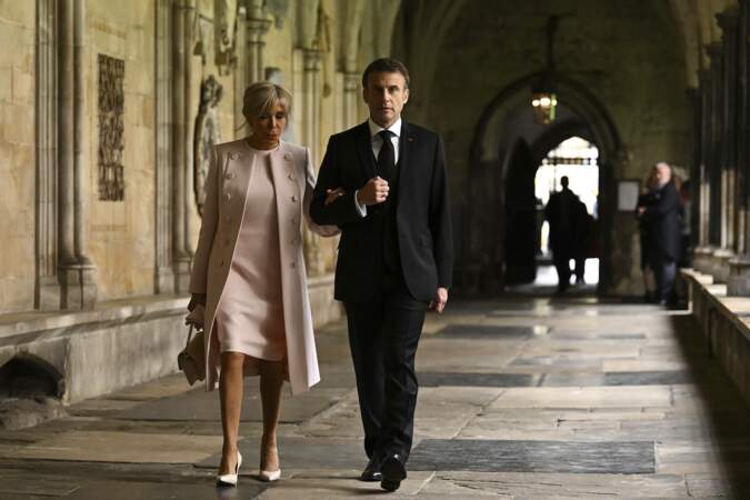 Brigitte Macron en rose pâle aux côtés de son époux Emmanuel Macron
