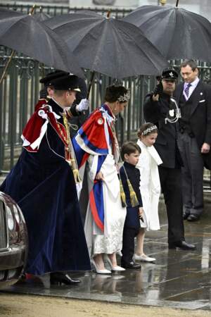 Le prince William, sa femme Catherine Middleton et leurs enfants ont fait forte impression dès leur arrivée avant le début de la cérémonie