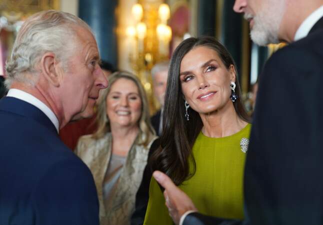 Le roi Charles III en pleine discussion avec le roi Felipe et la reine Letizia