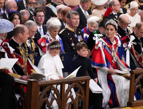 Au cours de la cérémonie du couronnement, Charlotte et Louis étaient assis aux côtés de leurs parents