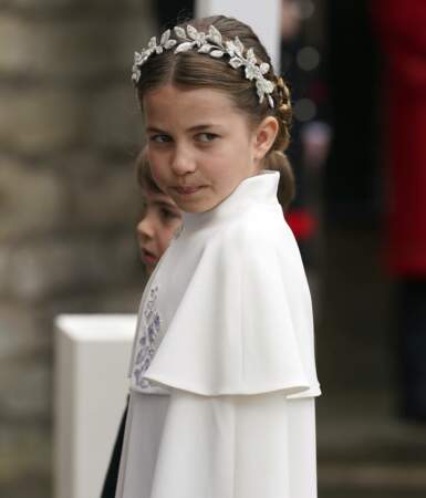 Un look accessoirisé avec une couronne de fleurs naturelles argentées. Sa mère Kate Middleton portait la même
