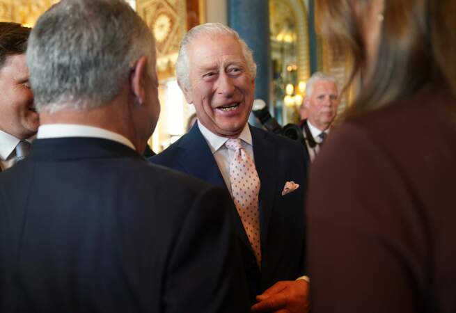 Le roi Charles salue ses invités 