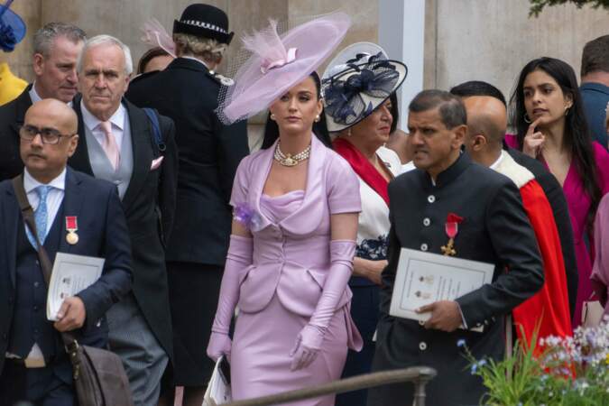 Katy Perry aux abords de l'abbaye de Westminster lors du couronnement de Charles III 
