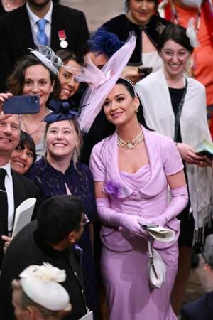 Katy Perry prend des photos avec ses fans