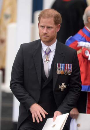 Le prince Harry élégant tout en noir