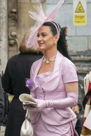 Katy Perry tout en rose pour le couronnement de Charles III samedi 6 mai
