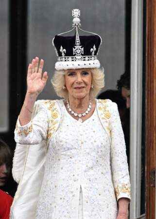 La reine Camilla salue le peuple britannique