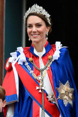 Elle portait aussi un diadème à motif floral et des boucles d’oreilles ayant appartenu à Lady Diana