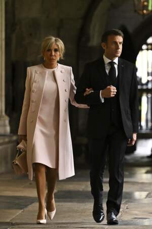 L'élégante et sobre tenue rose pâle de Brigitte Macron pour la cérémonie