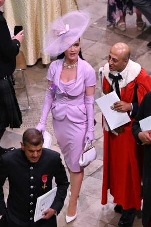 Katy Perry, ultra-glamour dans un ensemble mauve, n'est pas passée inaperçue sous son grand chapeau