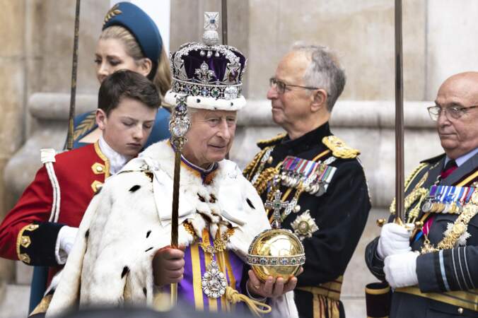 Le roi Charles III et sa couronne sertie de diamants après son sacre le 6 mai 2023