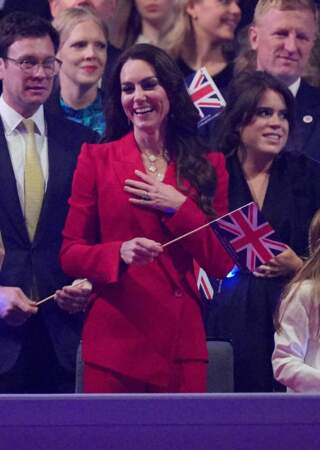 La princesse de Galles Kate Middleton a assisté au concert du couronnement vêtue d'un ensemble blazer pantalon rouge signé Alexander McQueen