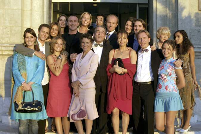 Michel Cordes et toute l'équipe de Plus belle la vie à la création de la série en 2004.
