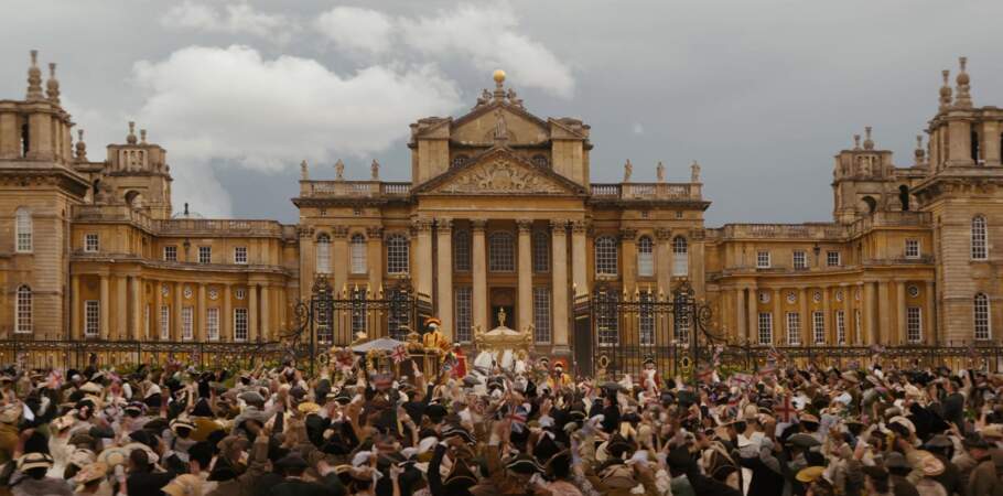 Parmi les décors principaux de la série, on trouve Buckingham House, la résidence de la Reine Charlotte.