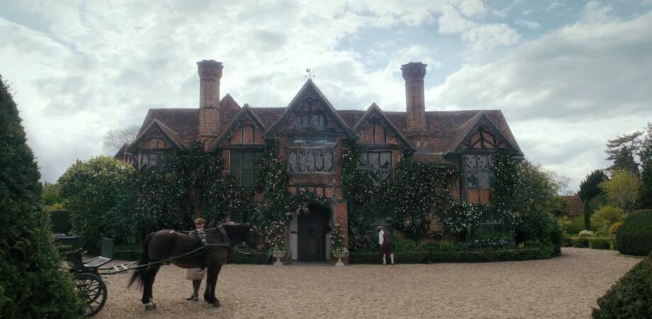 Autre personnage incontournable de La Reine Charlotte : Lady Danbury. Dans le premier épisode, celle-ci vit avec son mari dans une maison "modeste".