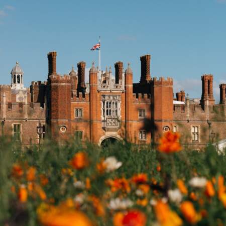 C'est dans le maison historique de Hampton Court House que se déroulent les entretiens musclés d'Augusta avec les membres du Parlement.