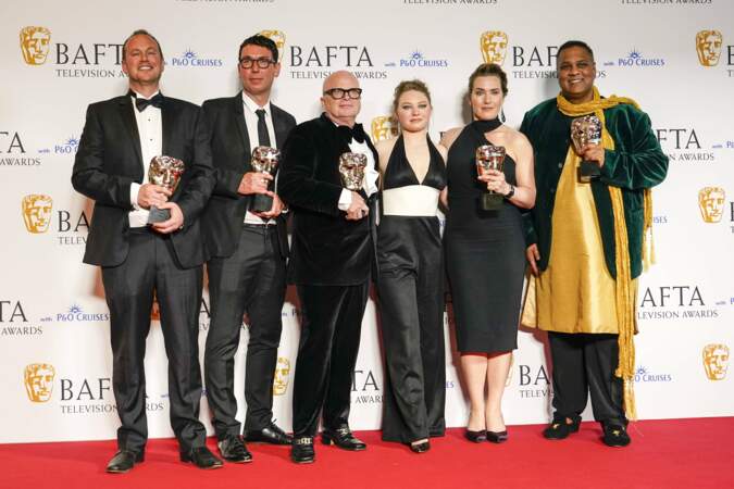 De gauche à droite : Josh Hyams, Richard Yee, Dominic Savage, Mia Threapleton, Kate Winslet et Krishnendu Majumdar, les gagnants des BAFTA, posent sur le tapis rouge