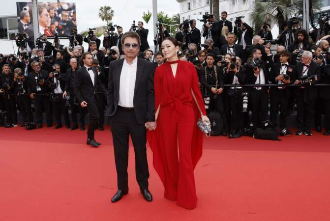 Jean-Michel Jarre pose ici avec sa compagne Gong Li, qui opte, elle aussi, pour une robe rouge