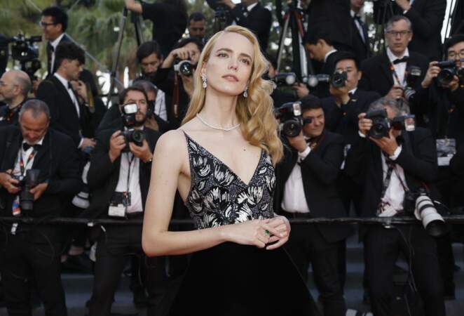 Stacy Martin prend la pose devant les photographes lors de son arrivée au Festival de Cannes