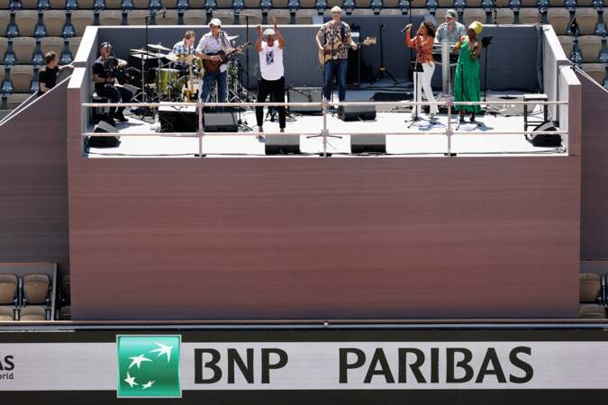Devant les tribunes de Roland-Garros, Yannick Noah fait le show