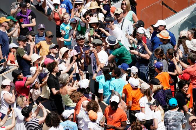 Yannick Noah chantant au milieu dans la foule de Roland-Garros