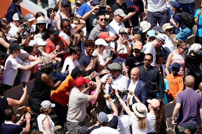 Yannick Noah en plein dans la foule à Roland-Garros