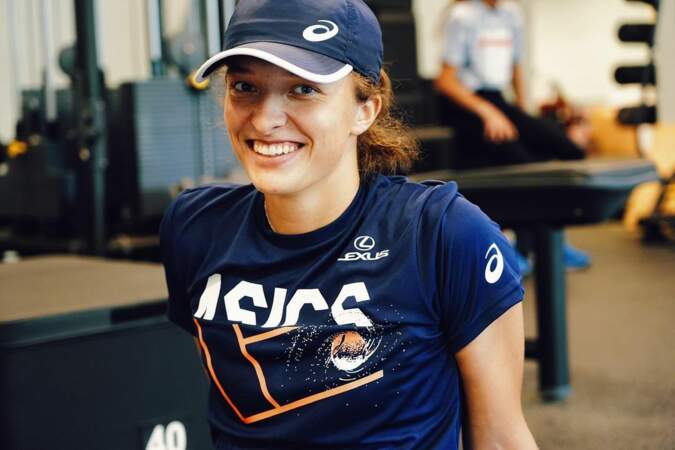 Iga Świątek est née le 31 mai 2001 à Varsovie en Pologne. Elle a commencé le tennis lorsqu'elle n'avait que cinq ans. Et à seulement 22 ans, elle s'est déjà imposée comme une figure incontournable du tennis !