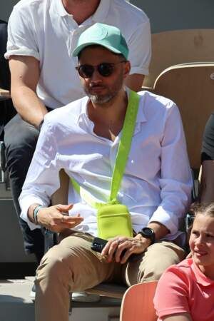 L'humoriste Tony Saint Laurent, lunettes de soleil et casquette bleu azul, a aussi profité du tournoi de Roland-Garros
