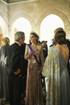 Kate Middleton est apparue à la réception du mariage vêtue d'une longue robe scintillante et d'un diadème