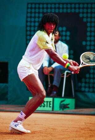 Ses débuts à Roland-Garros seront timides, avec trois éliminations précoces entre 1977 et 1979.